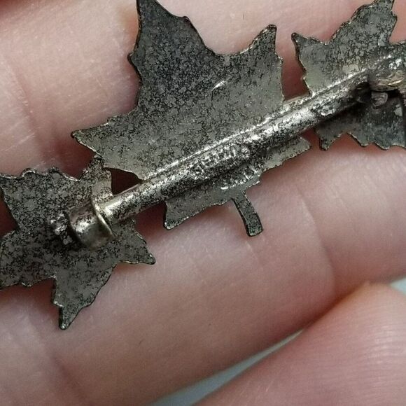 Vintage Cobalt Canada Maple Leaf Brooch, Engraved Etched Silver Tone, Estate - Picture 5 of 8